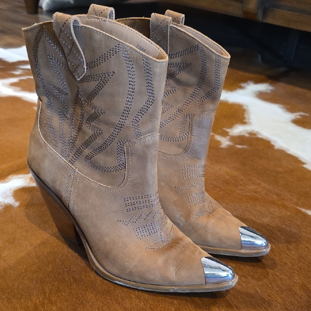 Gianni Bini Tan Western Heeled Boots with Silver Tips